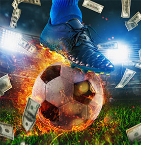 Uma bola de futebol no relvado, num estádio